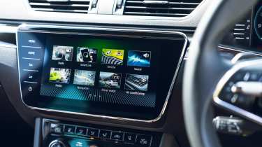 Skoda Superb Sleeper Edition - infotainment screen