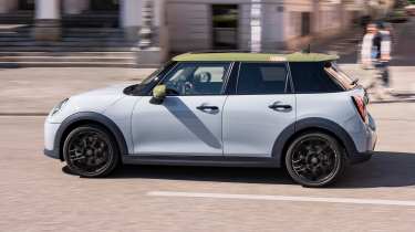 MINI Cooper S 5-Door Paul Smith Edition - dynamic side
