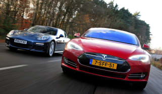 Tesla Model S vs Porsche Panamera S E-Hybrid 