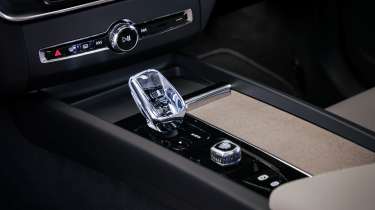 Volvo XC60 facelift 2026 - transmission