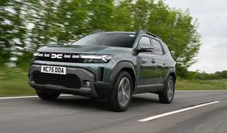 Dacia Duster Hybrid - front tracking
