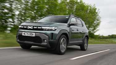 Dacia Duster Hybrid - front tracking