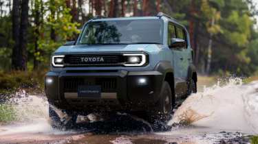 Toyota Land Cruiser FJ - front action