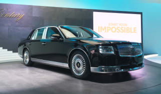 Toyota Century - Tokyo front
