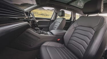 Volkswagen Touareg eHybrid 4Motion - front seats