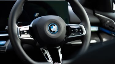 BMW i5 eDrive40 M Sport - steering wheel