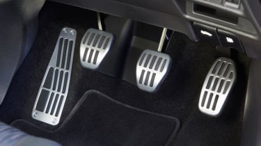Nissan X-Trail Platinum Edition - pedals