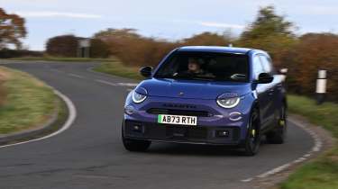 Abarth 600e Scorpionissima - front action