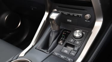 Lexus NX 300h - centre console