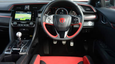 UK Honda Civic Type R 2017 - cockpit
