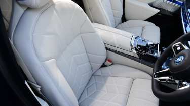 BMW i7 - front seats
