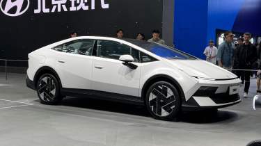 Hyundai Ioniq V - front angled