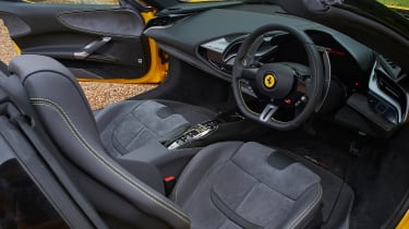 Ferrari SF90 Spider - interior