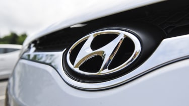 Hyundai Veloster badge