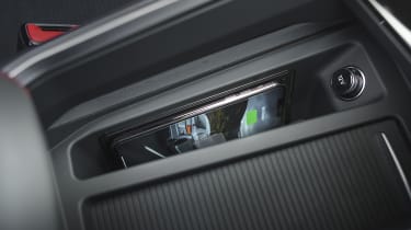 Audi Q8 e-tron - wireless charging pad