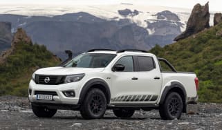 Nissan Navara Off-Roader AT-32 - front 3/4 static