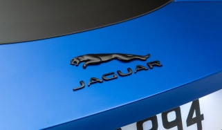 Jaguar F-Type - badge