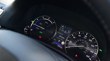 Lexus GS 300h 2016 - dials