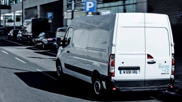 Renault Master Z.E - rear 3/4 tracking
