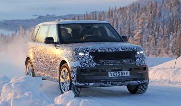 Facelifted Range Rover 2027 - front tracking 