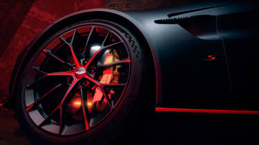 Aston Martin Vantage S - wheel