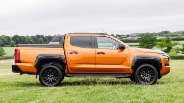 Mitsubishi L200 - side