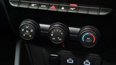 Dacia Duster - climate controls