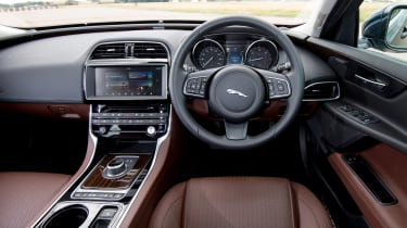Jaguar XE AWD - dash