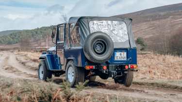 Toyota Land Cruiser FJ40 - rear tracking