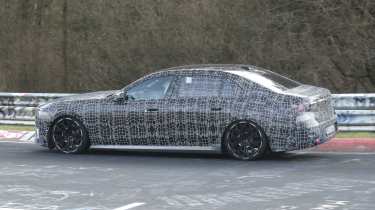 New facelift BMW i7 testing at the Nurburgring - side profile, cornering