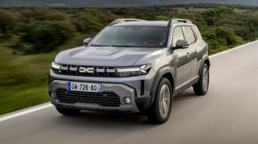 Dacia Duster Journey - front tracking