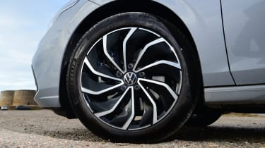 Volkswagen Golf - front n/s wheel