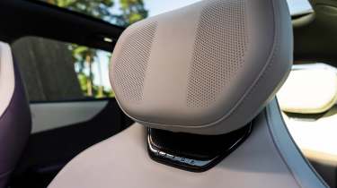 Mazda CX-6e - head rest