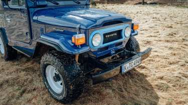 Toyota Land Cruiser FJ40 - front end