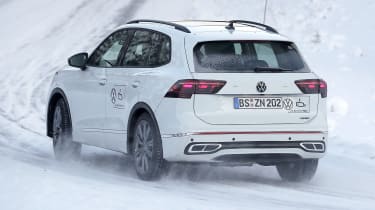 Volkswagen Tiguan (winter testing) - rear cornering