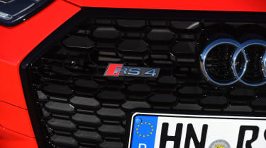 Audi RS 4 - grille badge