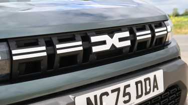 Dacia Duster Hybrid - grille 