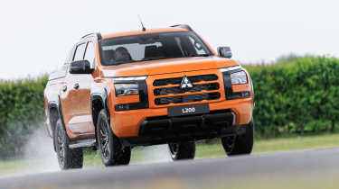 Mitsubishi L200 - front action