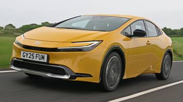 Volkswagen Golf GTE vs Toyota Prius - Prius front 3/4