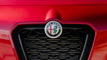 Alfa Romeo Stelvio - grille badge