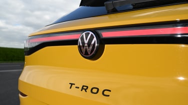 Volkswagen T-Roc - tail light bar