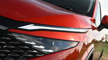 Nissan Qashqai - front headlight 