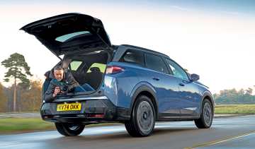 Peugeot 5008 Hybrid GT - photos out the back