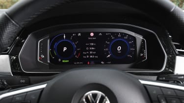 Volkswagen Passat GTE - dials