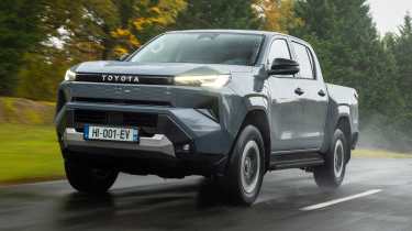 Toyota Hilux - front action