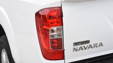 Nissan Navara Visia 2016 - rear light