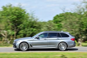 BMW 5 Series Touring - side action