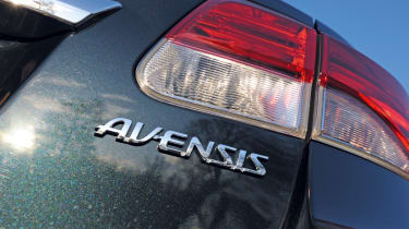 Toyota Avensis badge