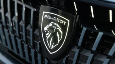 Peugeot 308 facelift - illuminated badge