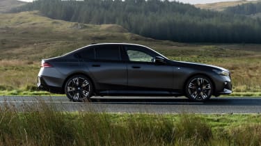 BMW i5 M50 – side action
